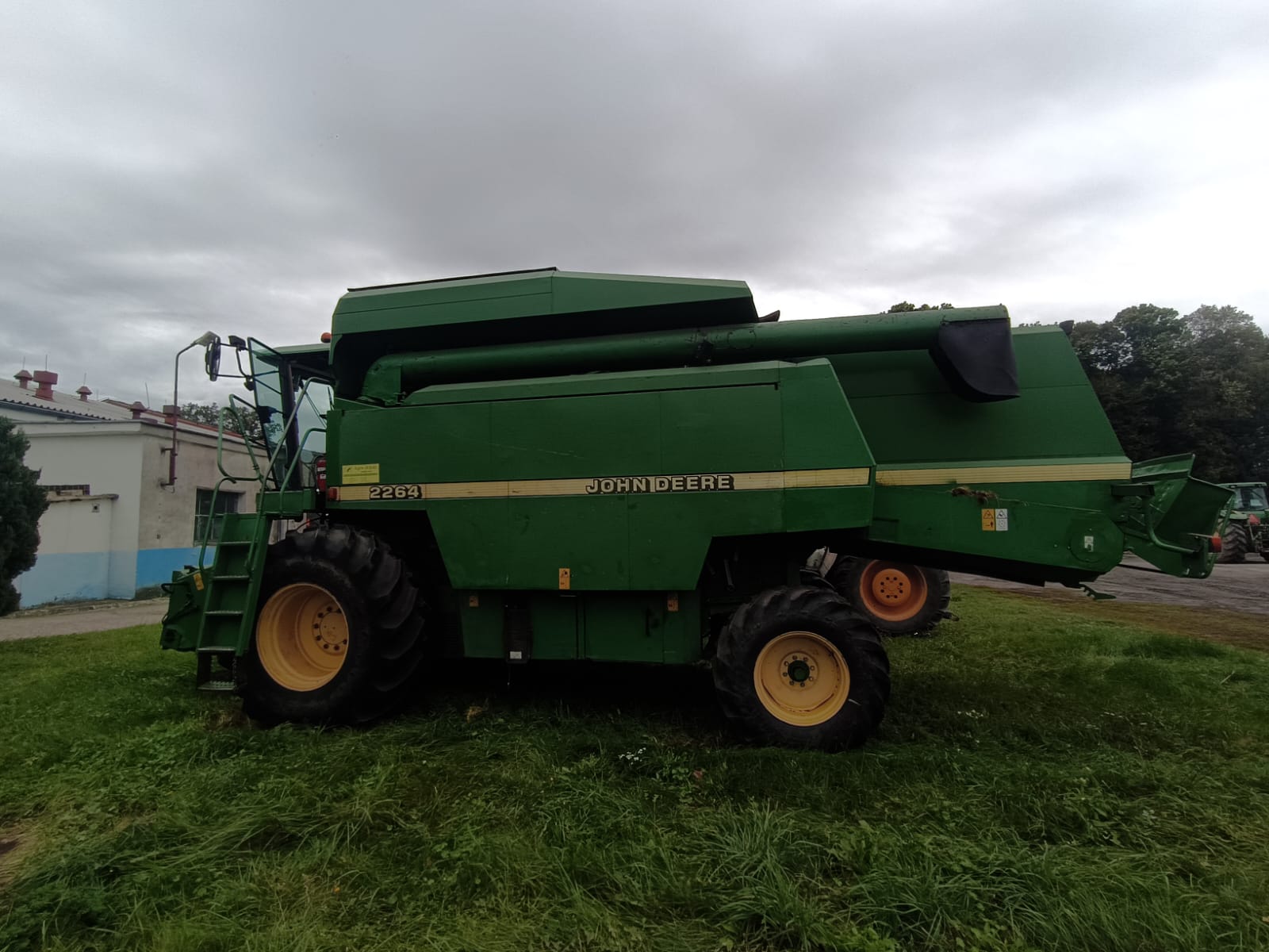 Kombajn zbożowy John Deere 2264. Rok produkcji 2001