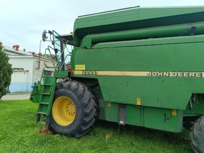 Kombajn zbożowy John Deere 2264. Rok produkcji 2001