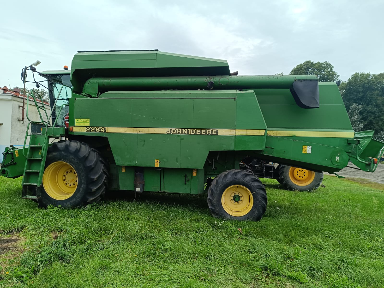 Kombajn zbożowy John Deere 2264. Rok produkcji 2001