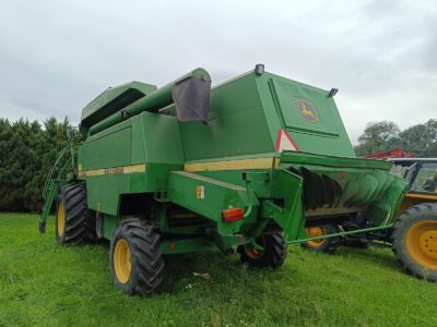 Kombajn zbożowy John Deere 2264. Rok produkcji 2001