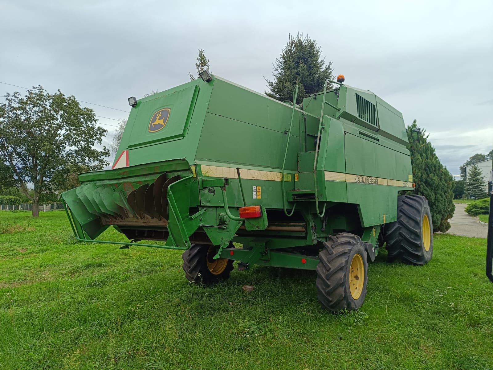 Kombajn zbożowy John Deere 2264. Rok produkcji 2001