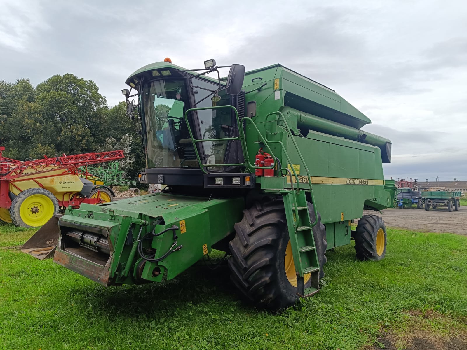 Kombajn zbożowy John Deere 2264. Rok produkcji 2001