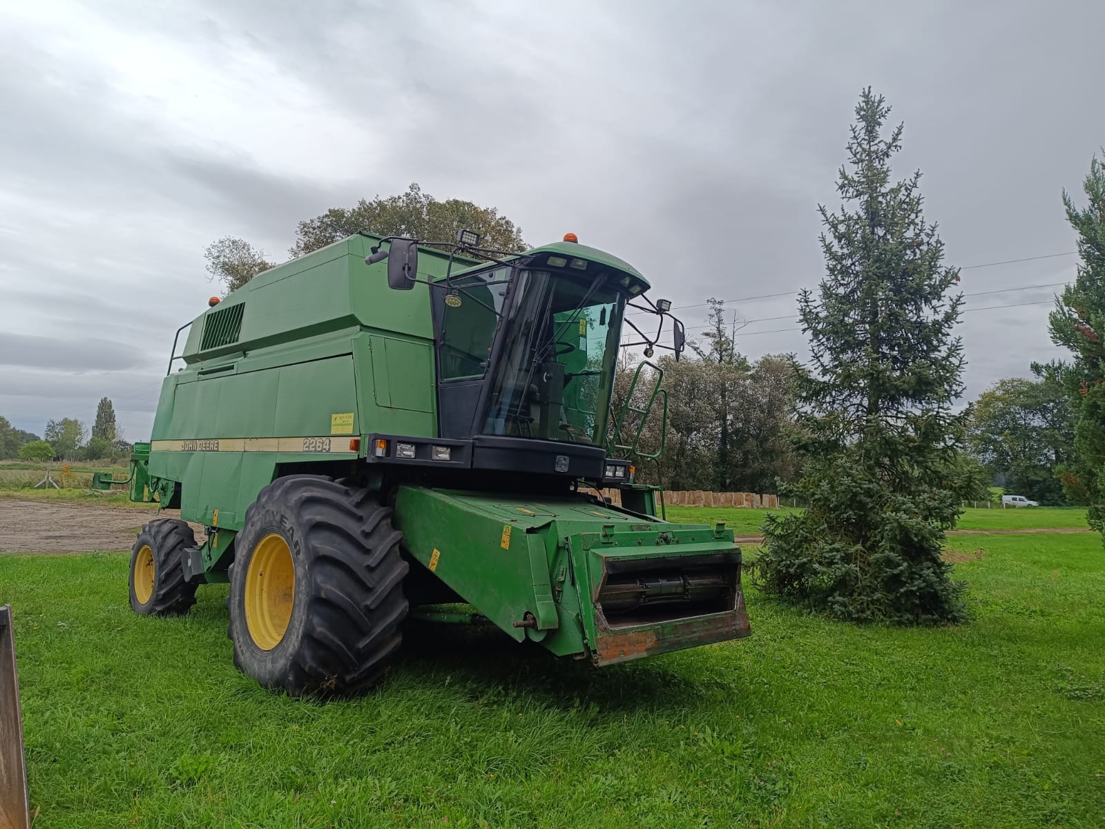 Kombajn zbożowy John Deere 2264. Rok produkcji 2001