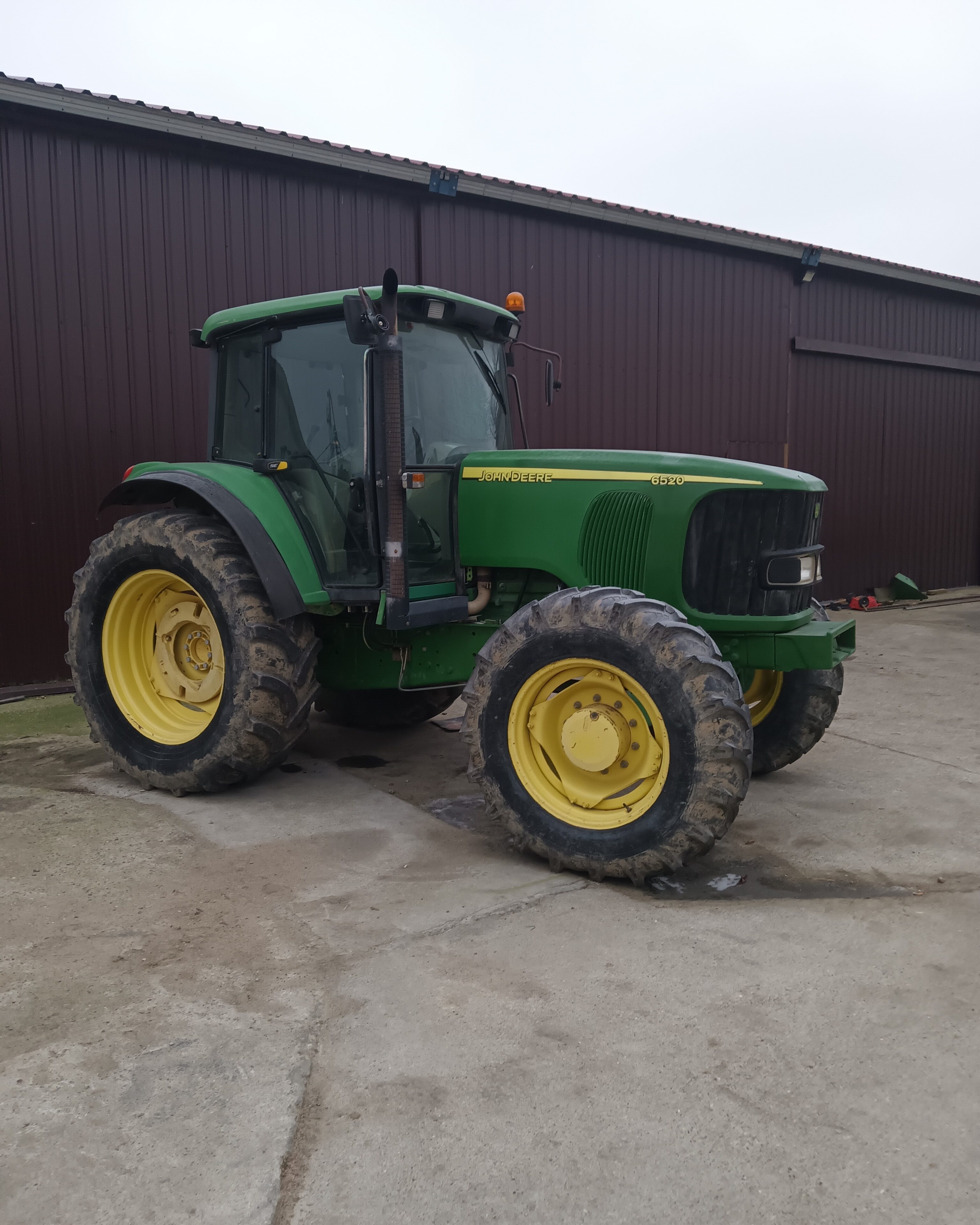 John Deere 6520