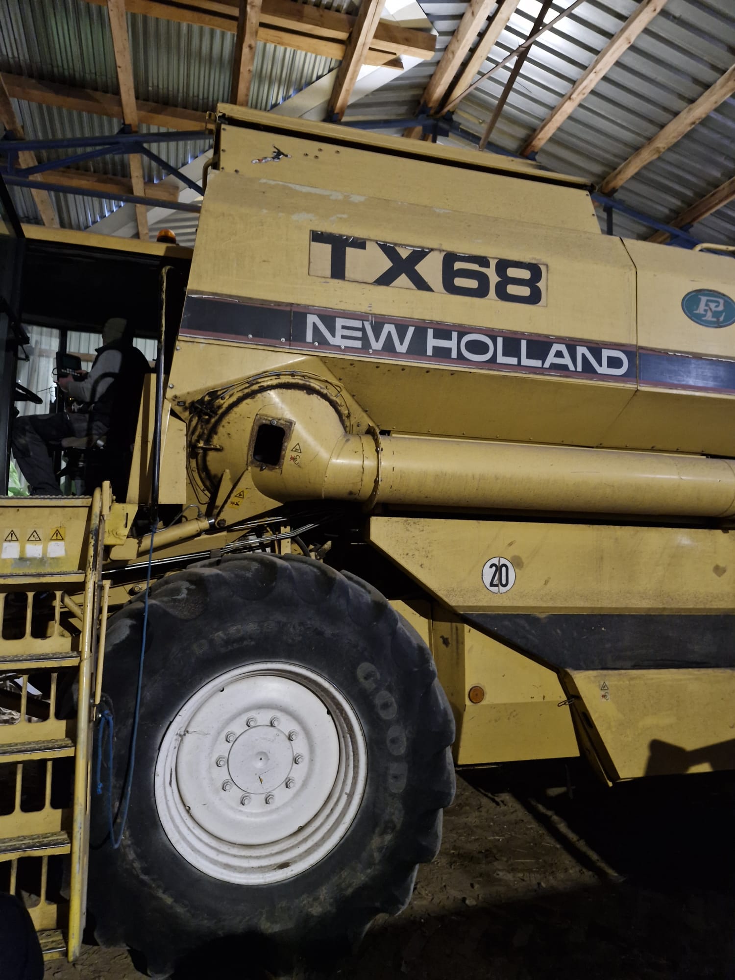 Kombajn zbożowy New Holland TX 68