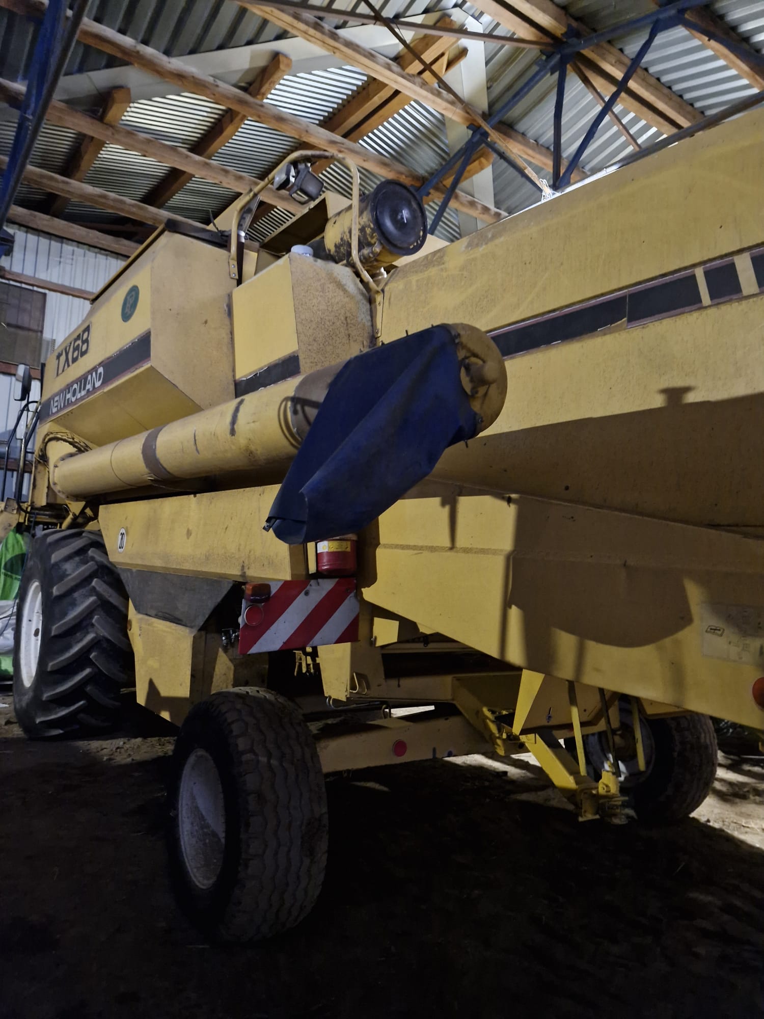 Kombajn zbożowy New Holland TX 68