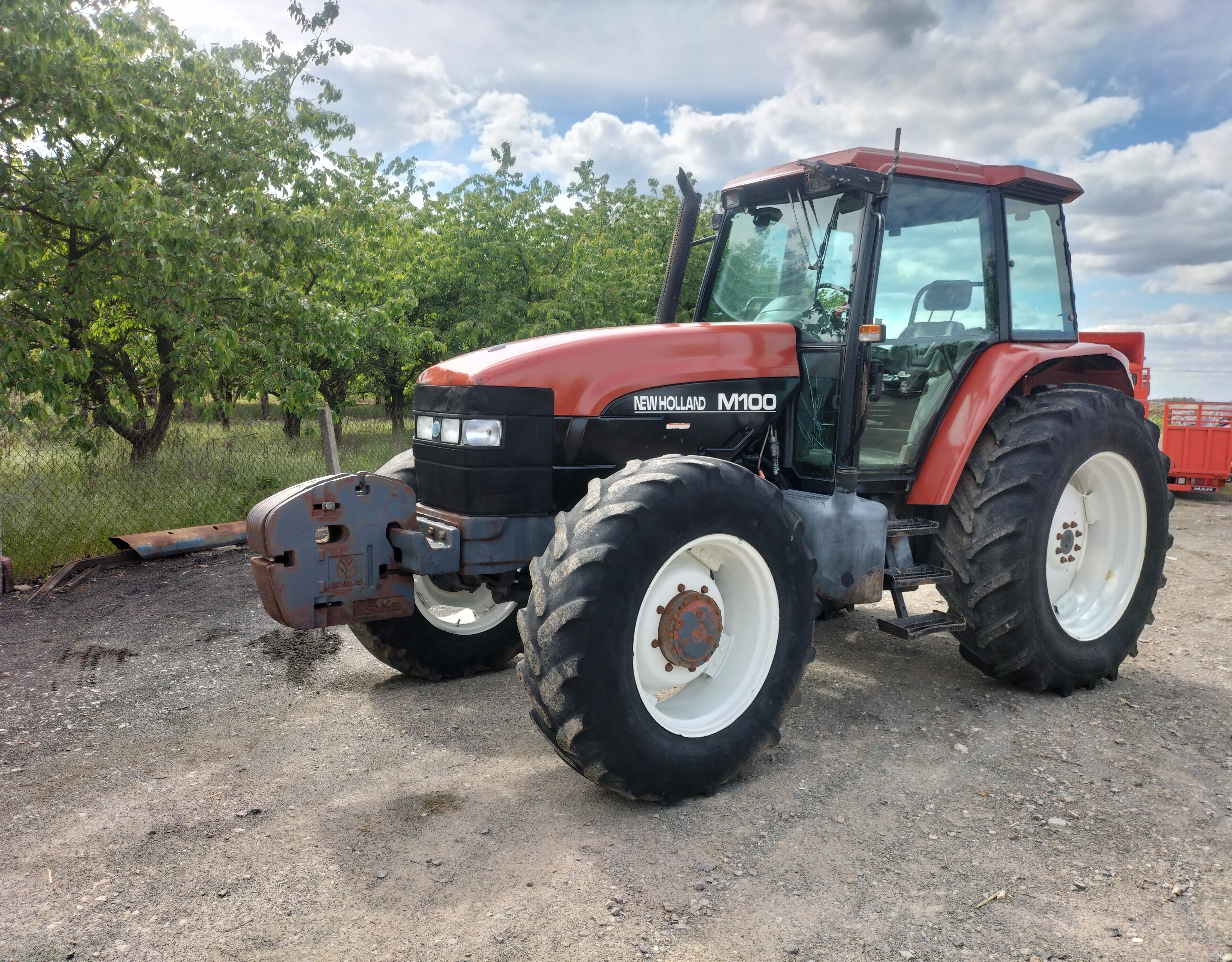 New Holland m100