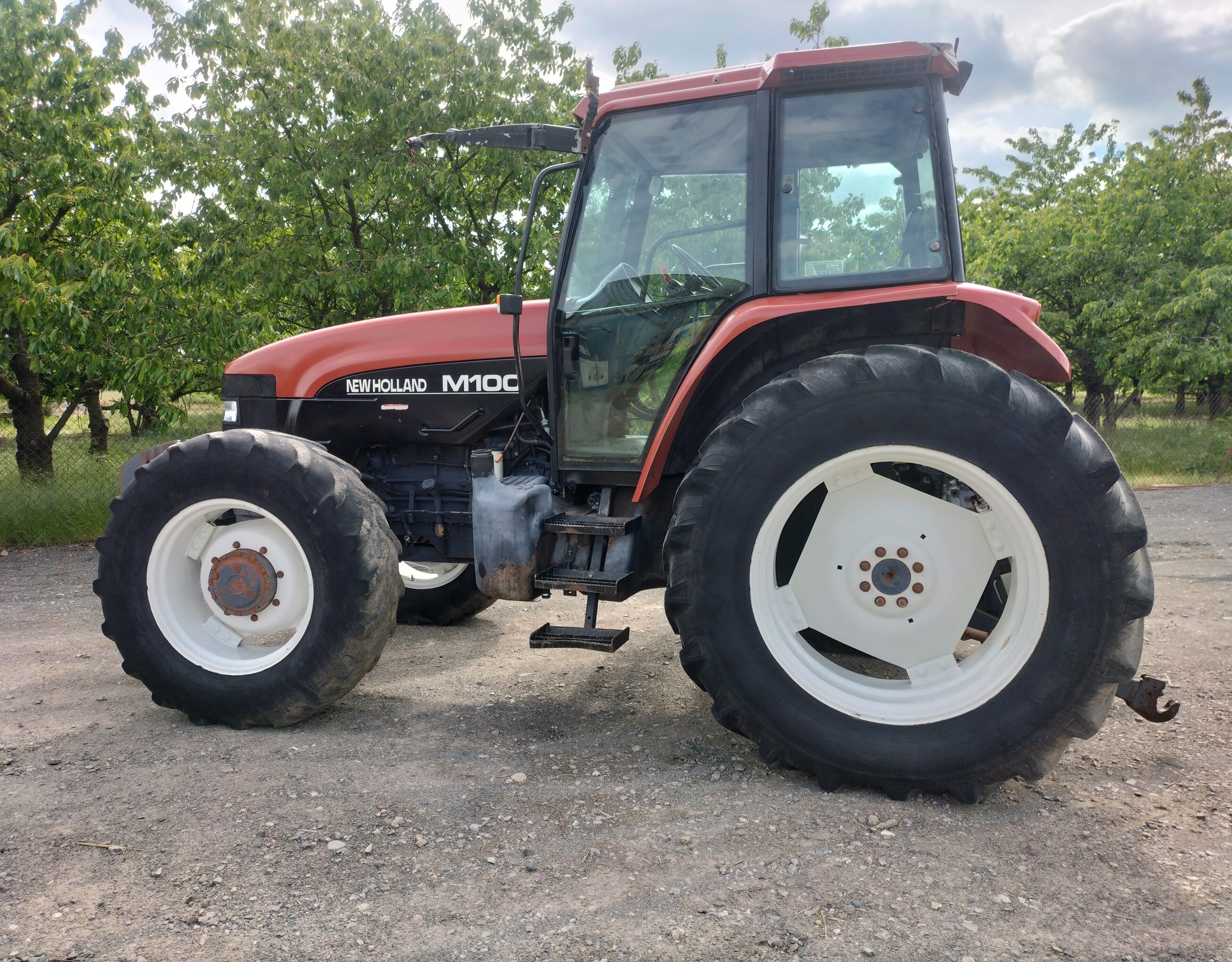 New Holland m100