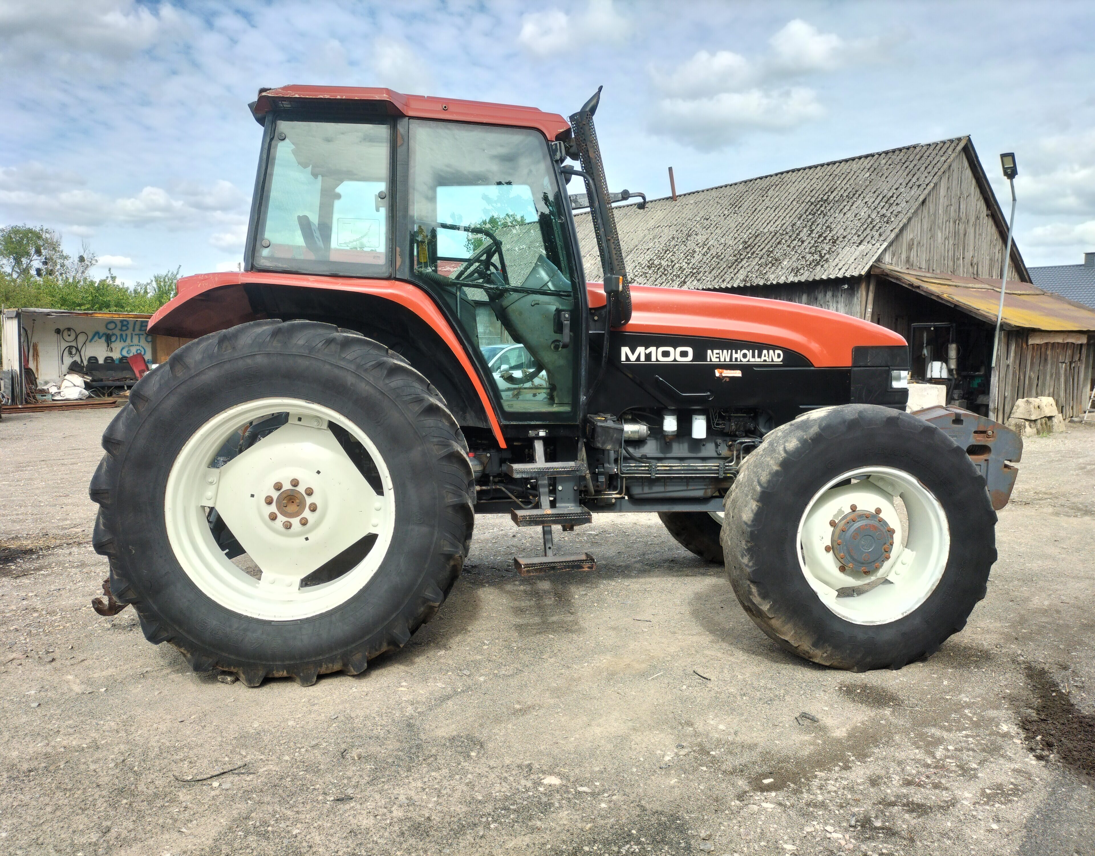 New Holland m100