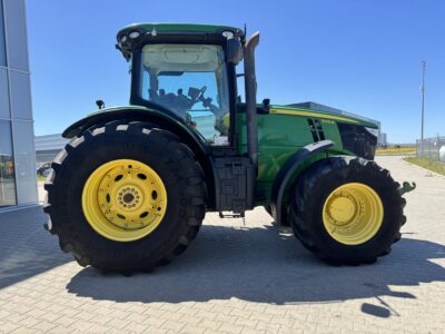 John Deere 7215