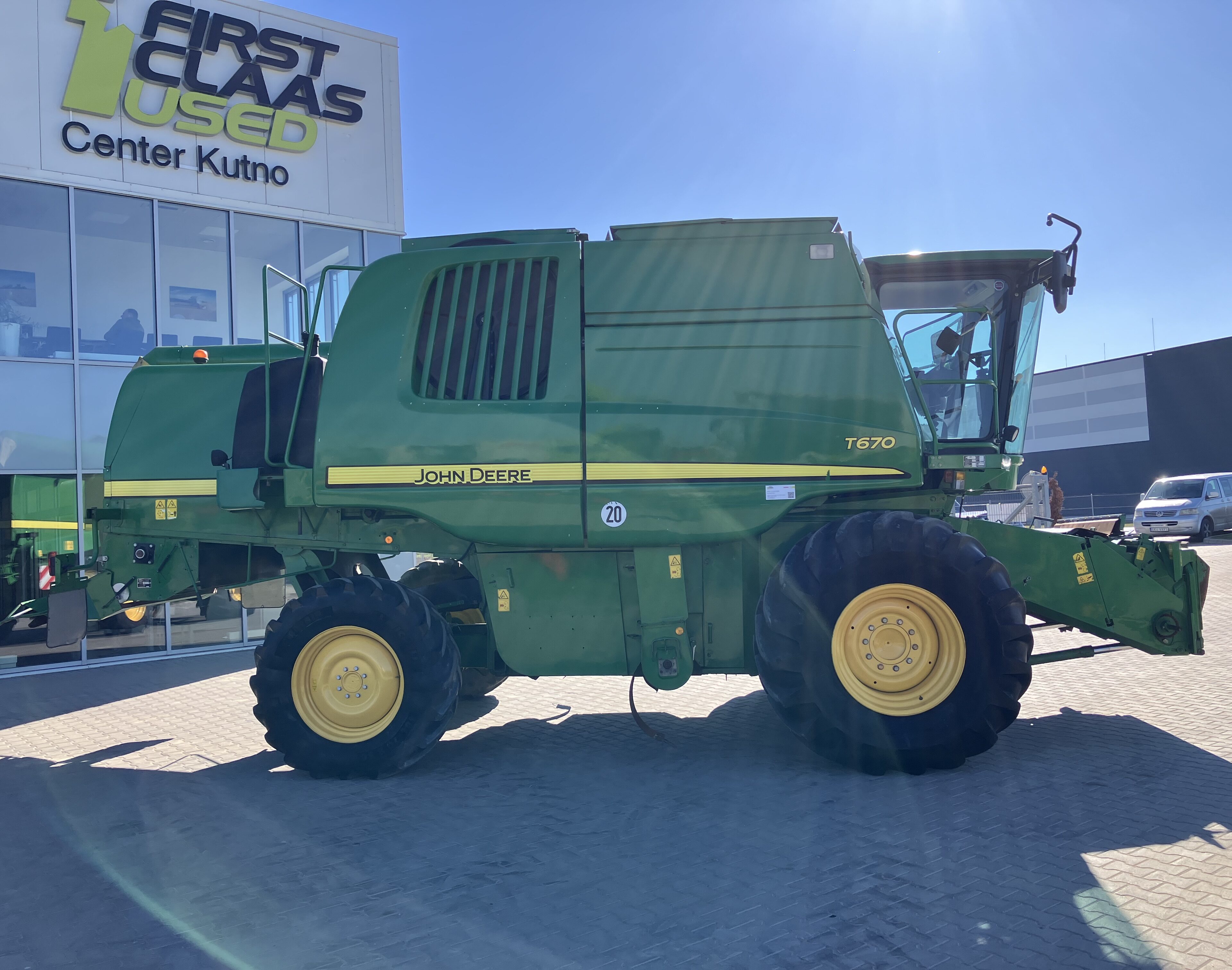 John Deere T670