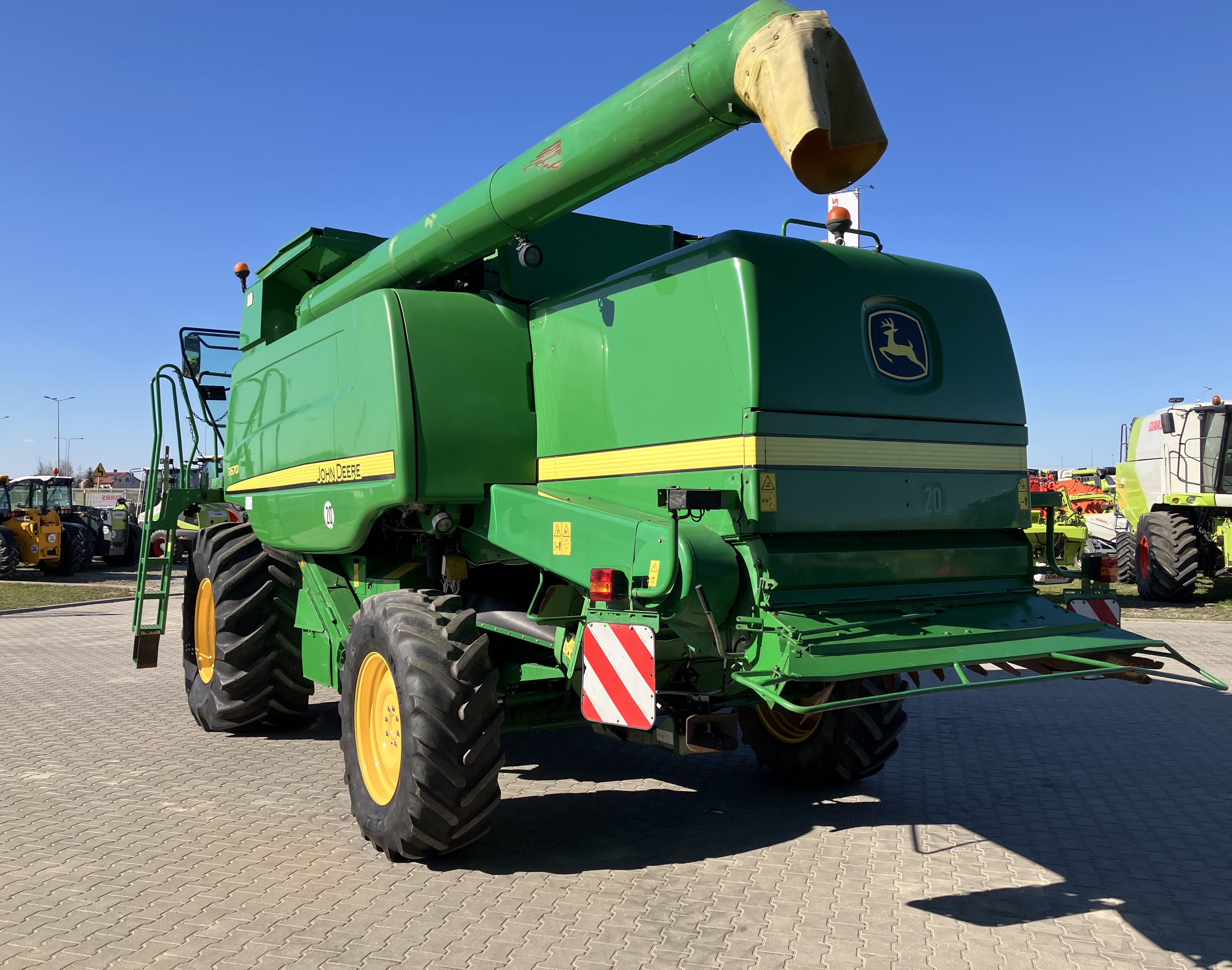 John Deere T670