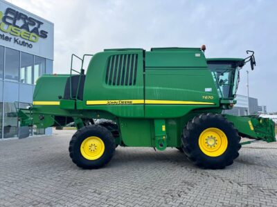 John Deere T670