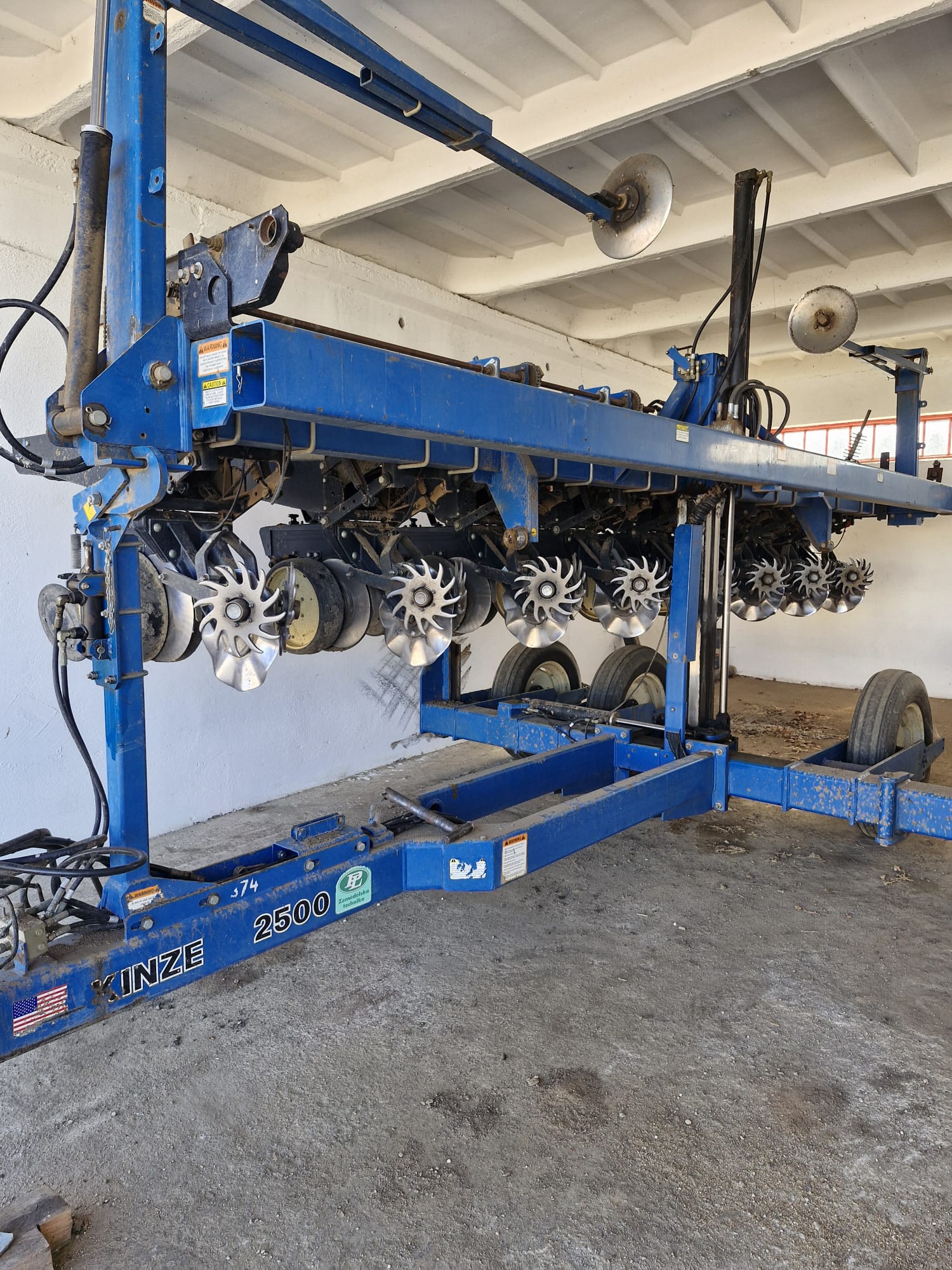 Siewnik do kukurydzy, słonecznika i soi bezorkowy Kinze 2500. 8 rzędowy