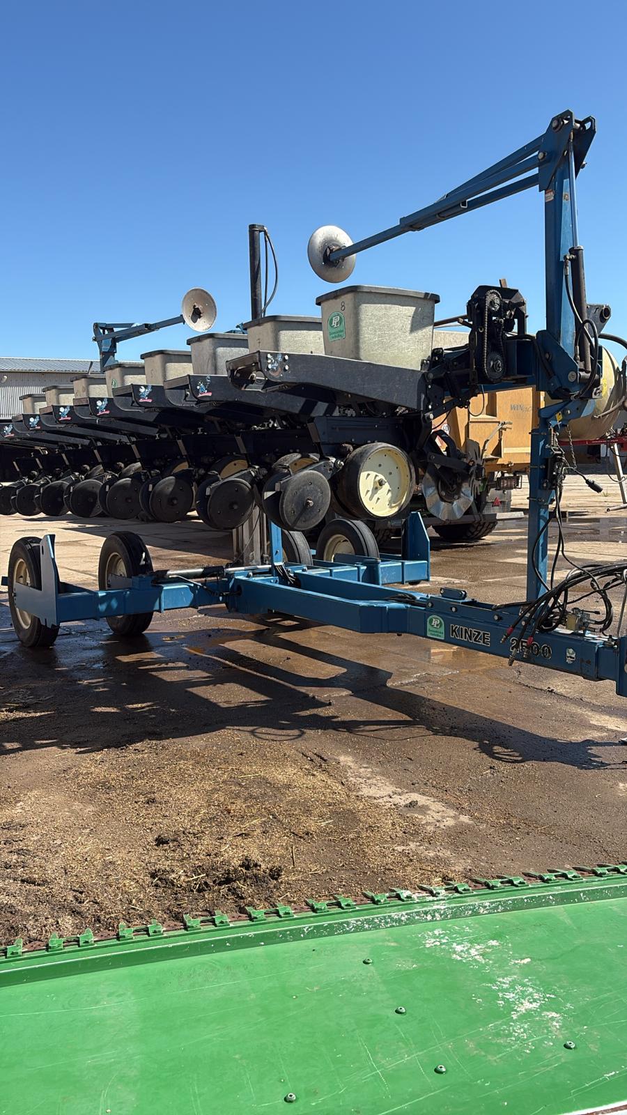 Siewnik do kukurydzy, słonecznika i soi bezorkowy Kinze 2500. 8 rzędowy