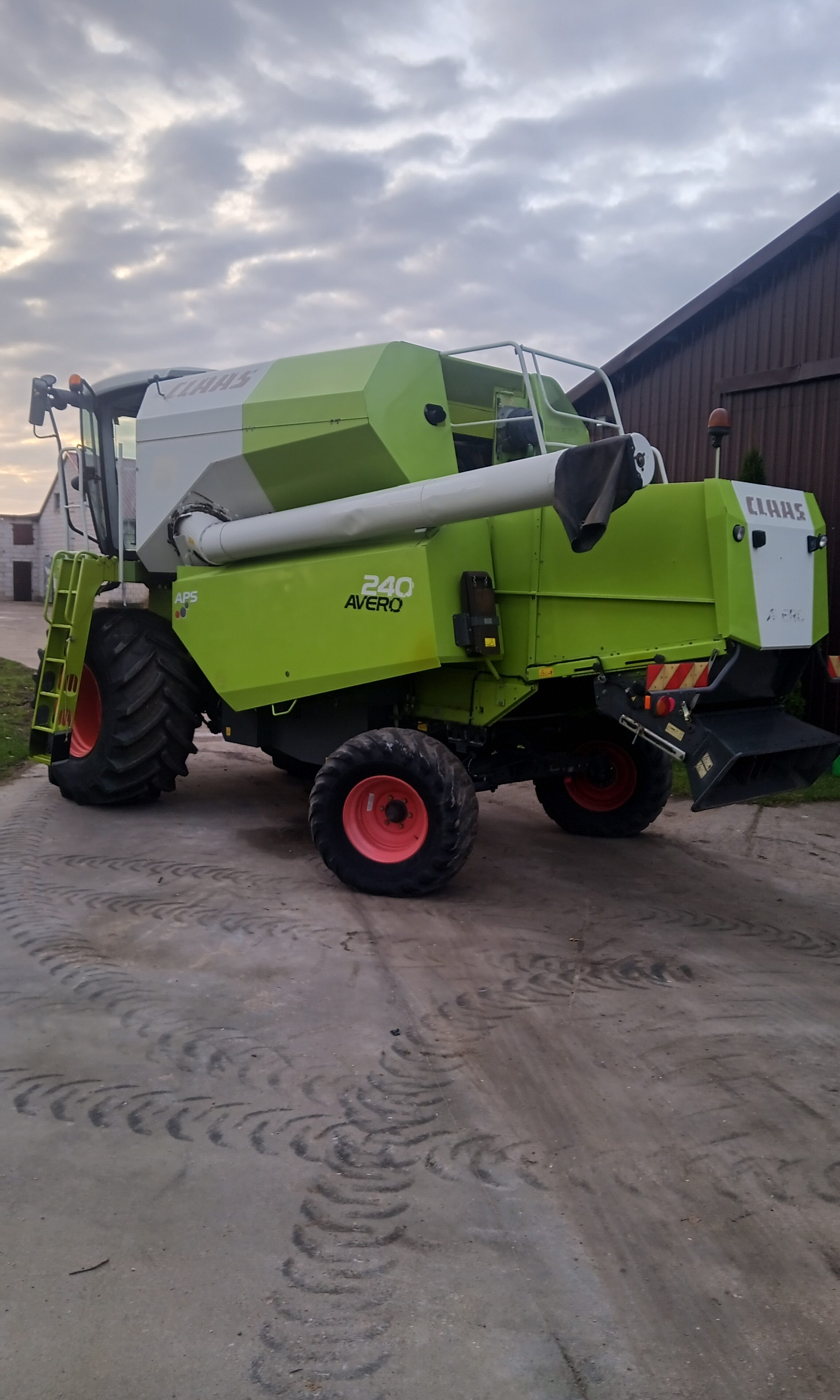 Claas Avero 240