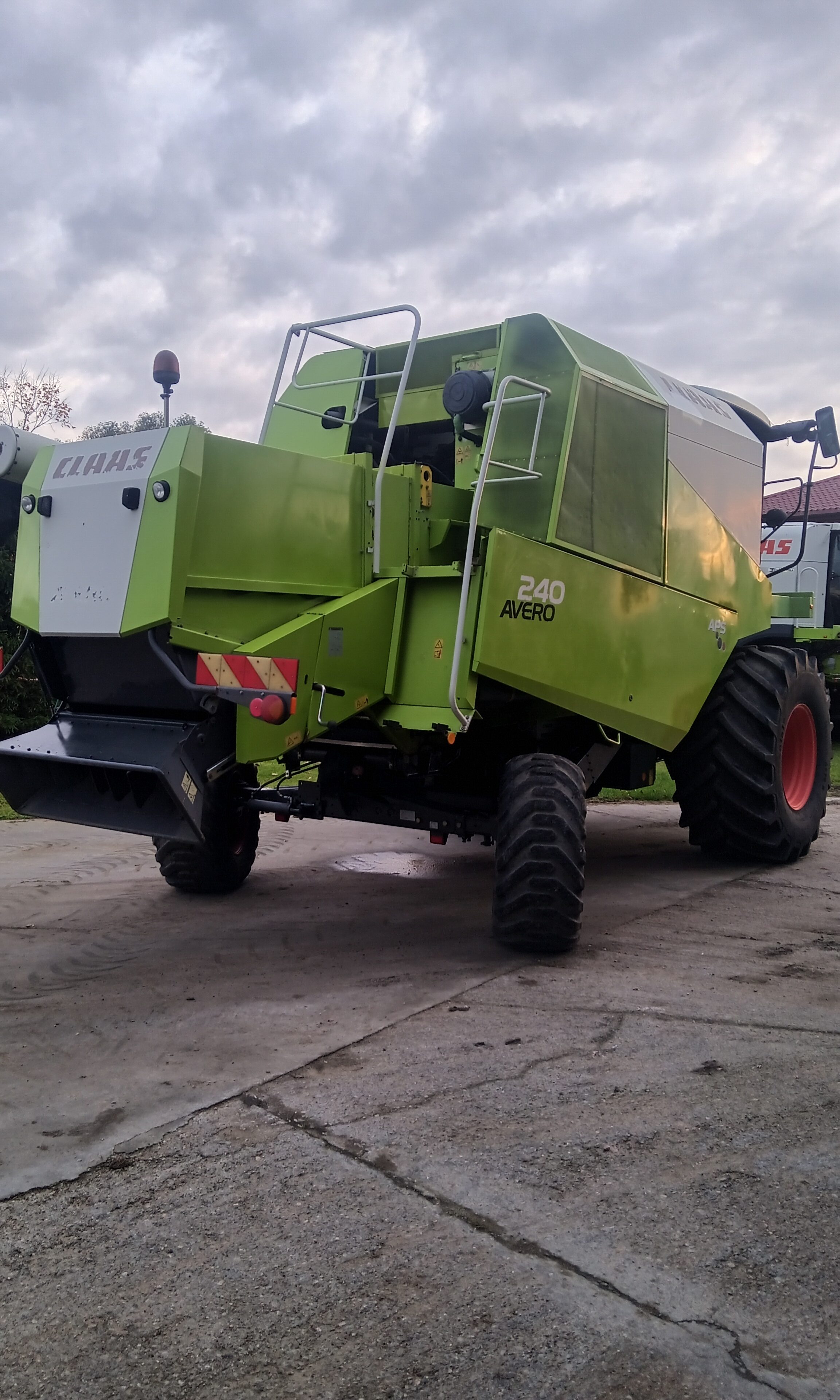 Claas Avero 240