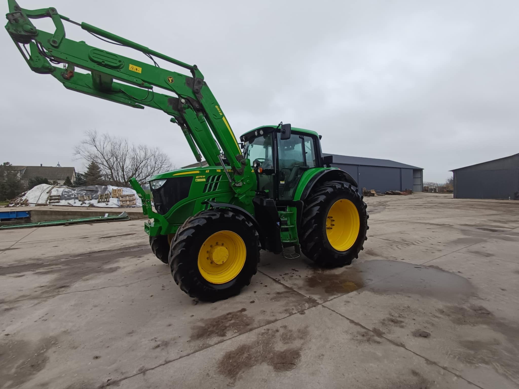 John Deere 6175 M z ładowaczem