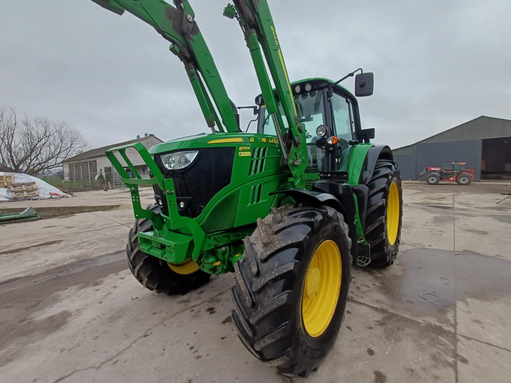 John Deere 6175 M z ładowaczem