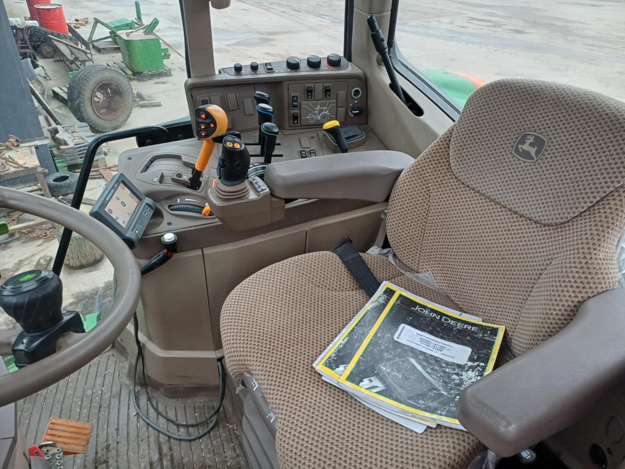 John Deere 6175 M z ładowaczem