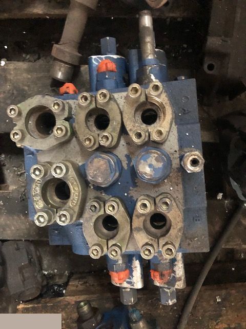 Liebheer L550 - Rozdzielacz Hydrauliczny