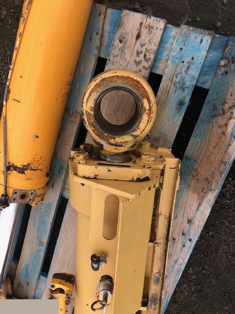 Liebherr L564 - Siłownik Wychyłu