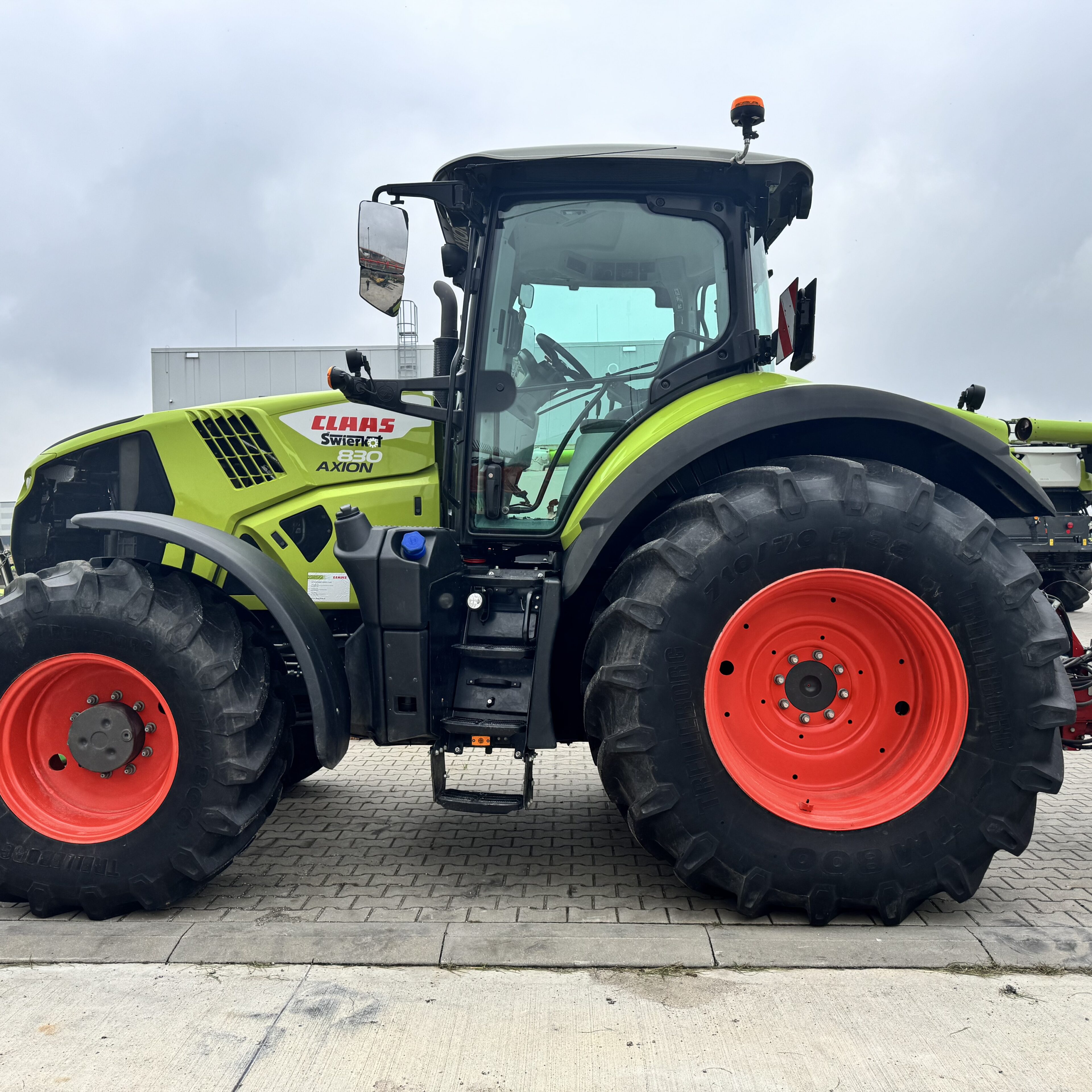 CLAAS AXION 830