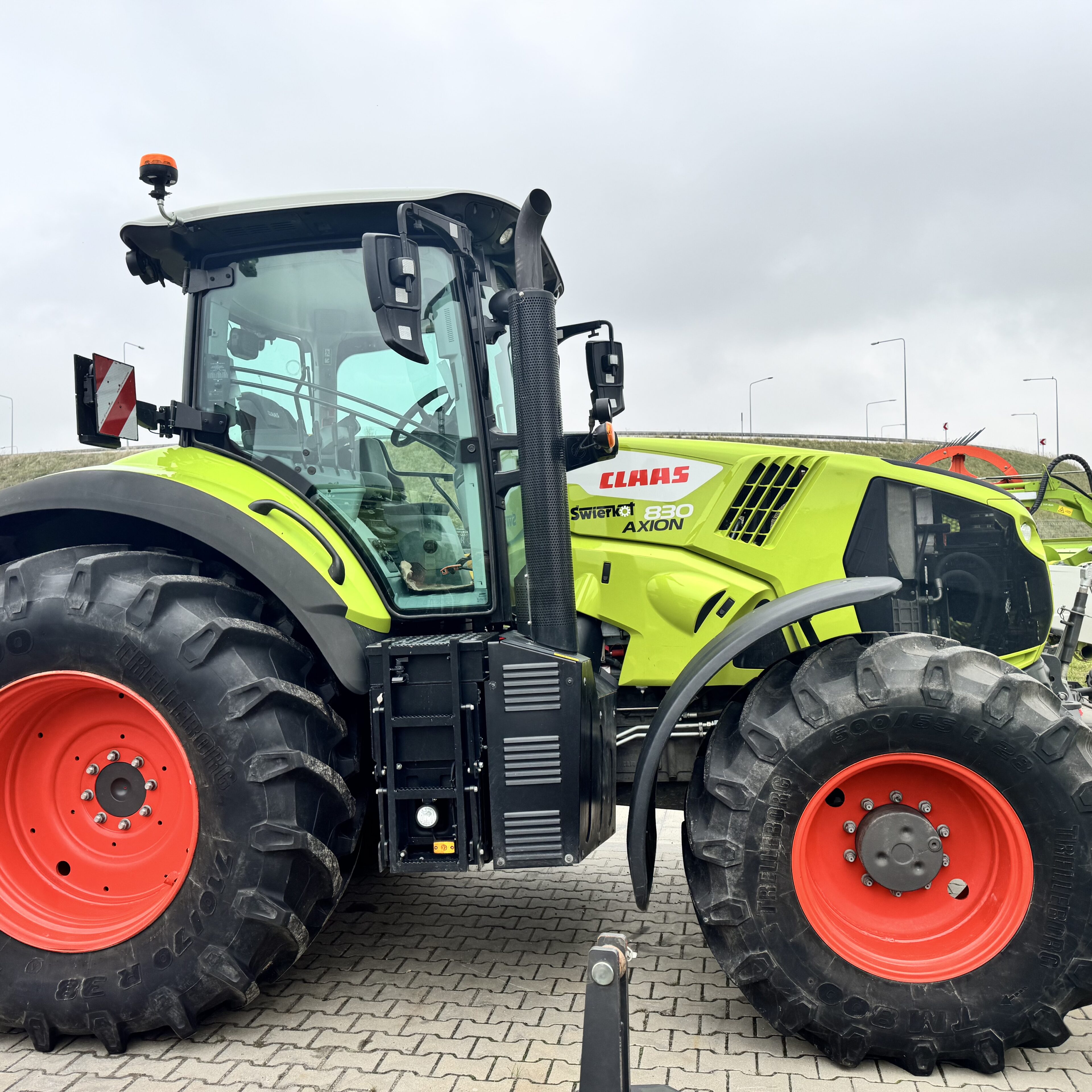 CLAAS AXION 830