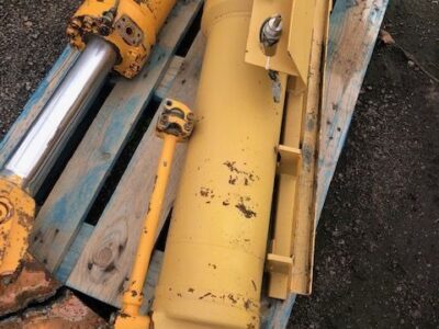 Liebherr L564 - Siłownik Wychyłu