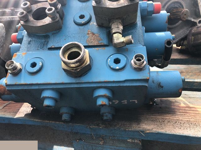 Liebheer L564 - Rozdzielacz Dodatkowa Sekcja