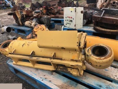 Liebherr L564 - Siłownik Wychyłu