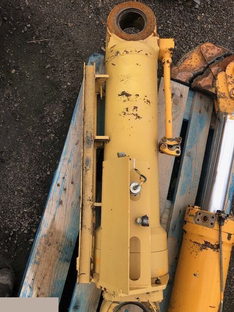 Liebherr L564 - Siłownik Wychyłu