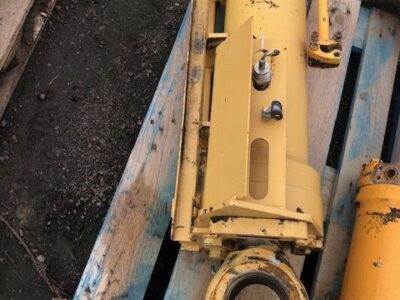 Liebherr L564 - Siłownik Wychyłu