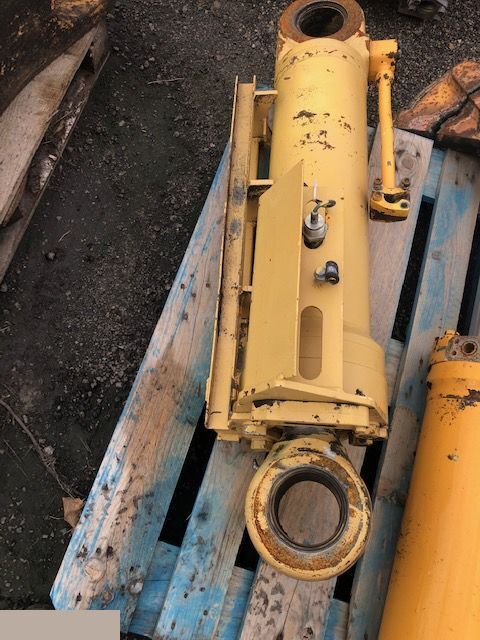 Liebherr L564 - Siłownik Wychyłu