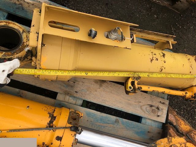 Liebherr L564 - Siłownik Wychyłu