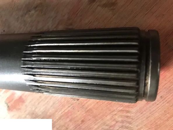 JCB 3CX - PÓŁOŚ MOSTU ~ TYŁ / L= 993 MM FREZY 33-33