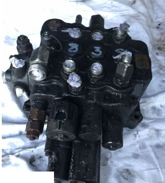 JCB 3CX - Rozdzielacz