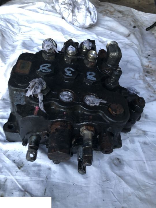 JCB 4CX - Rozdzielacz