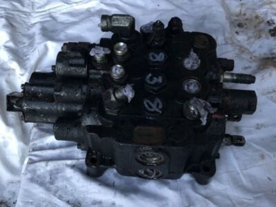 JCB 4CX - Rozdzielacz