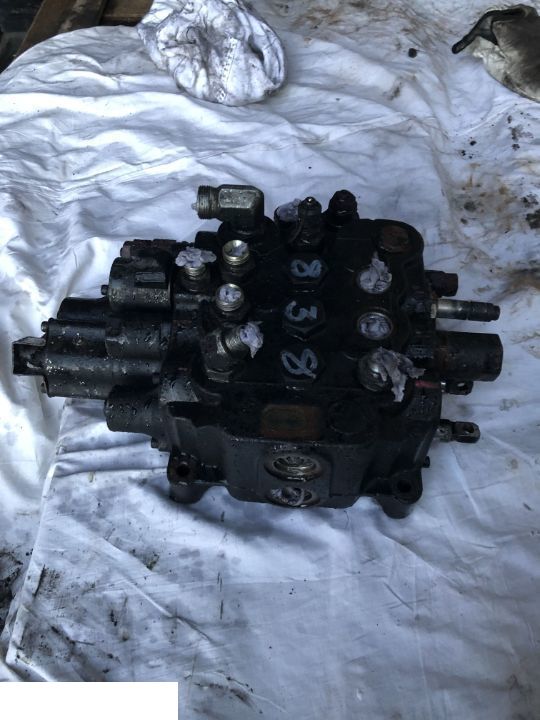 JCB 4CX - Rozdzielacz