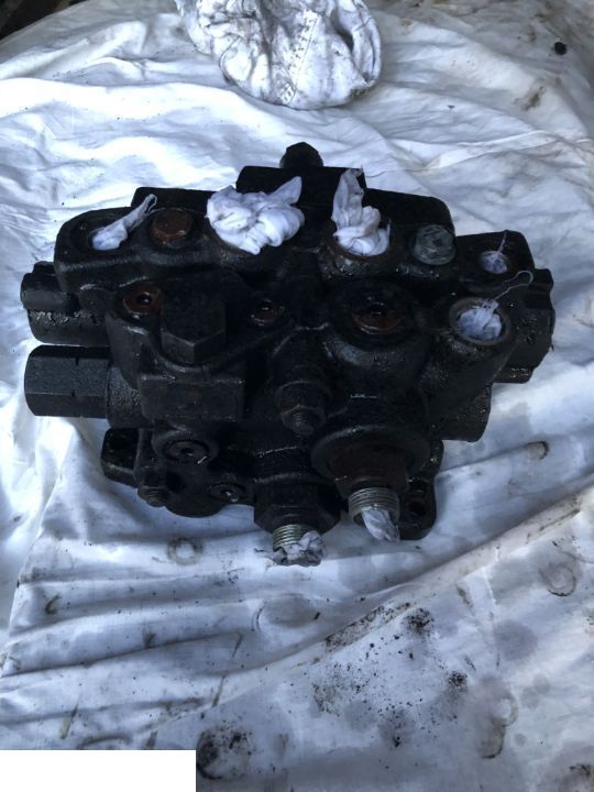 JCB 4CX - Rozdzielacz