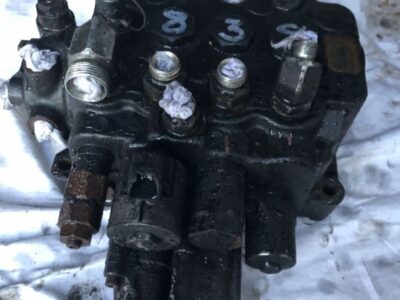 JCB 4CX - Rozdzielacz