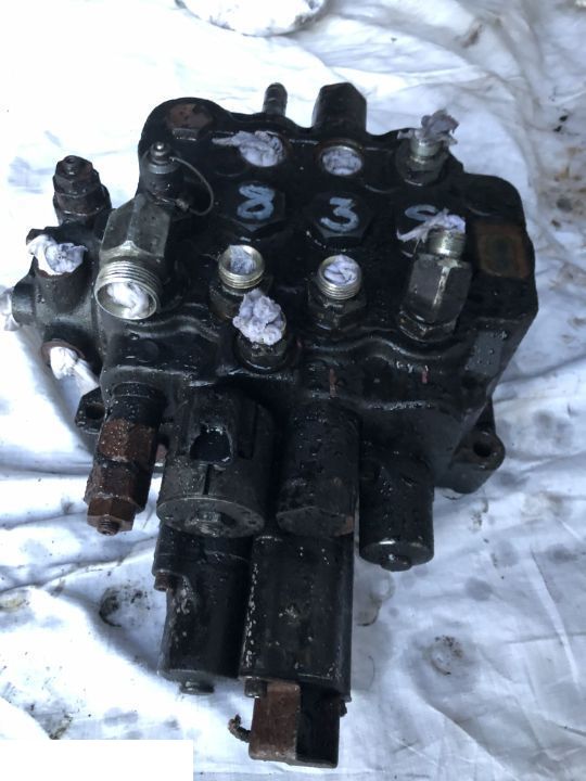 JCB 4CX - Rozdzielacz