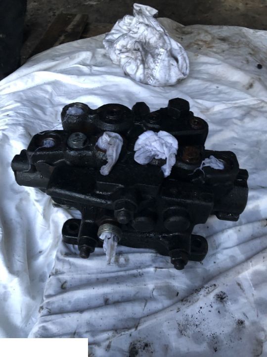 JCB 4CX - Rozdzielacz