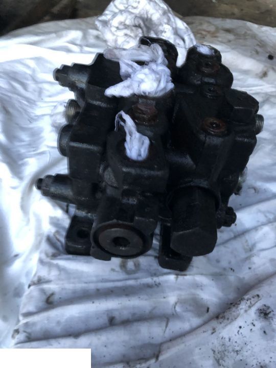 JCB 4CX - Rozdzielacz