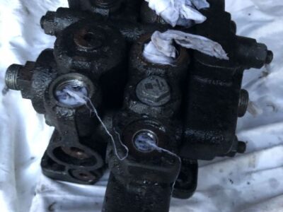 JCB 4CX - Rozdzielacz