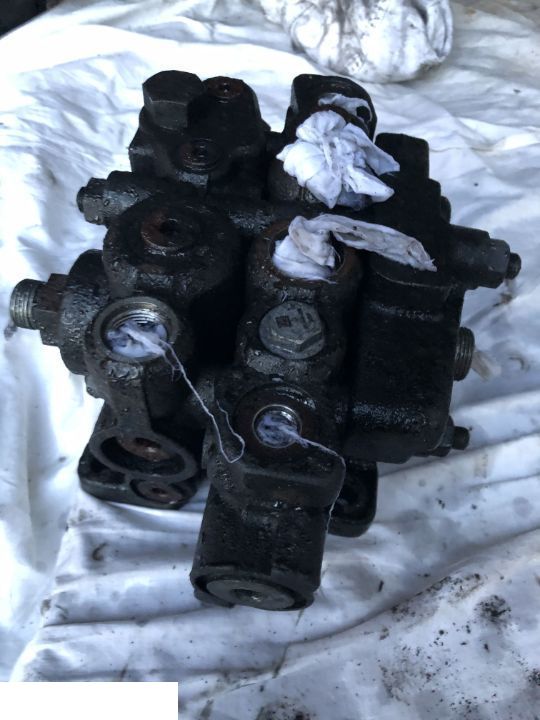 JCB 4CX - Rozdzielacz