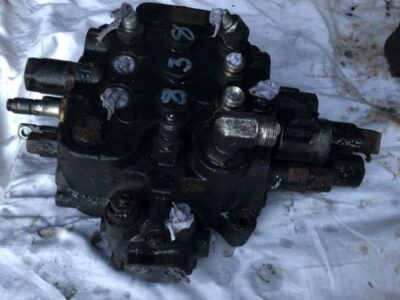 JCB 4CX - Rozdzielacz