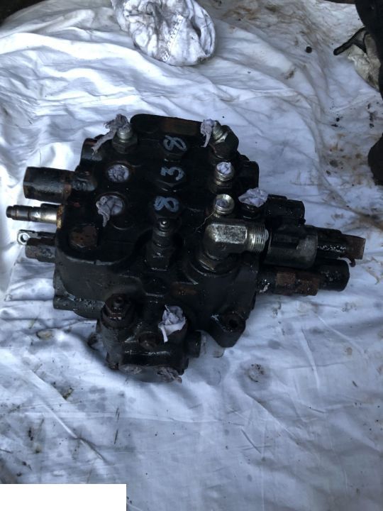 JCB 4CX - Rozdzielacz