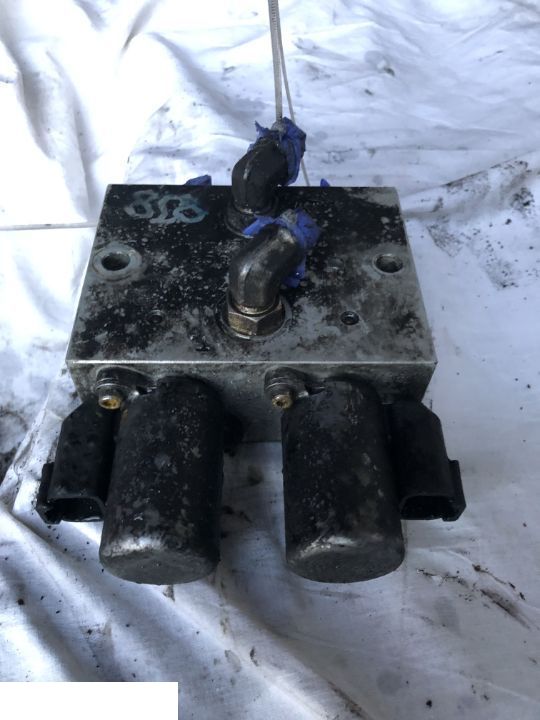 JCB 4CX - Rozdzielacz